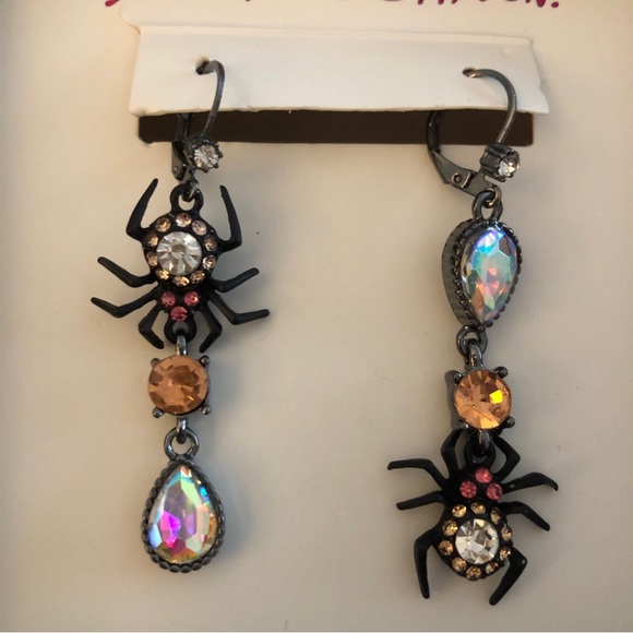 Betsey Johnson Hematite Tone Spider Mismatch Drop Earrings Crystal Accents NIB - Picture 7 of 10